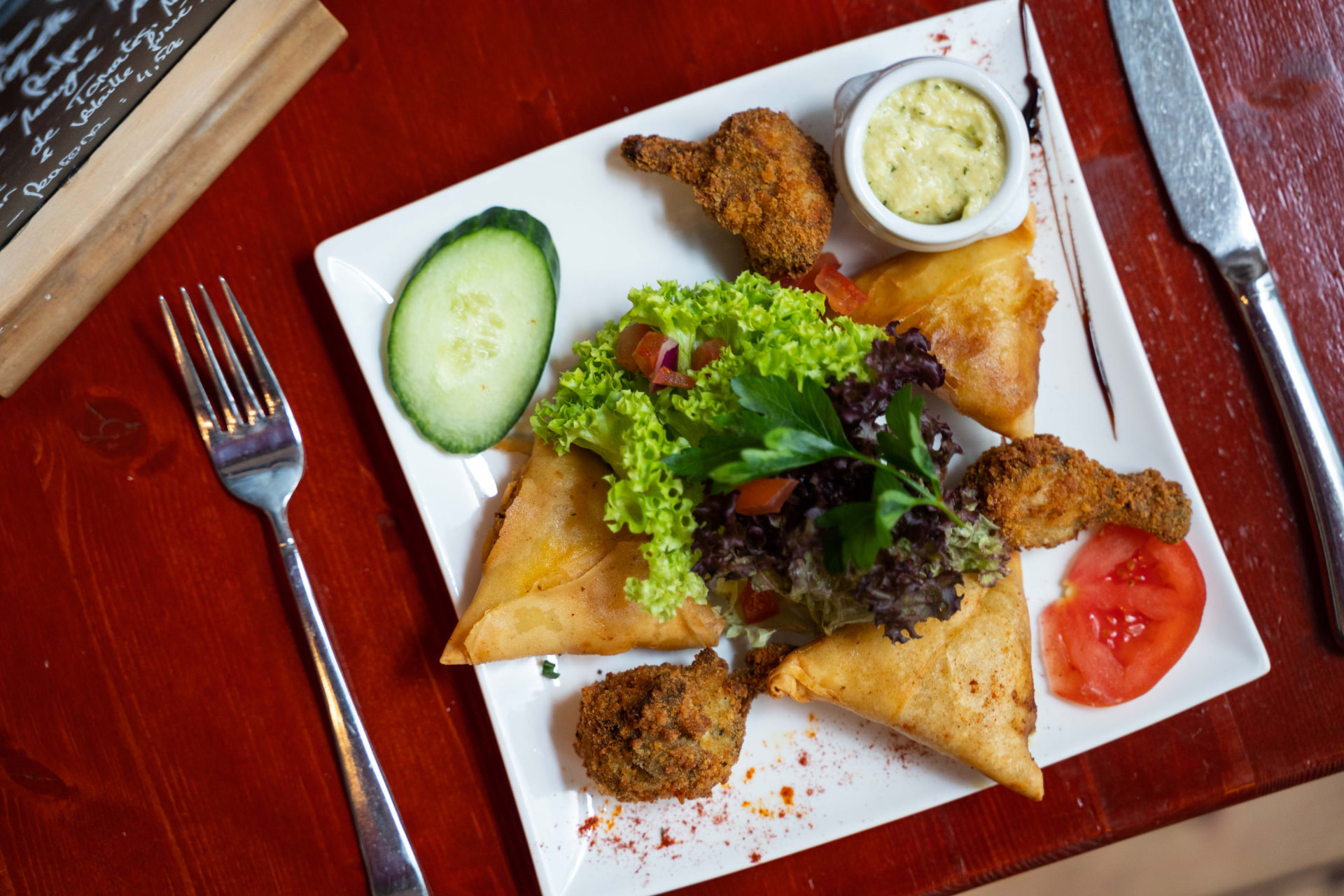 Vue de dessus de l'assortiment d'entrées mauriciennes avec salade et chutney