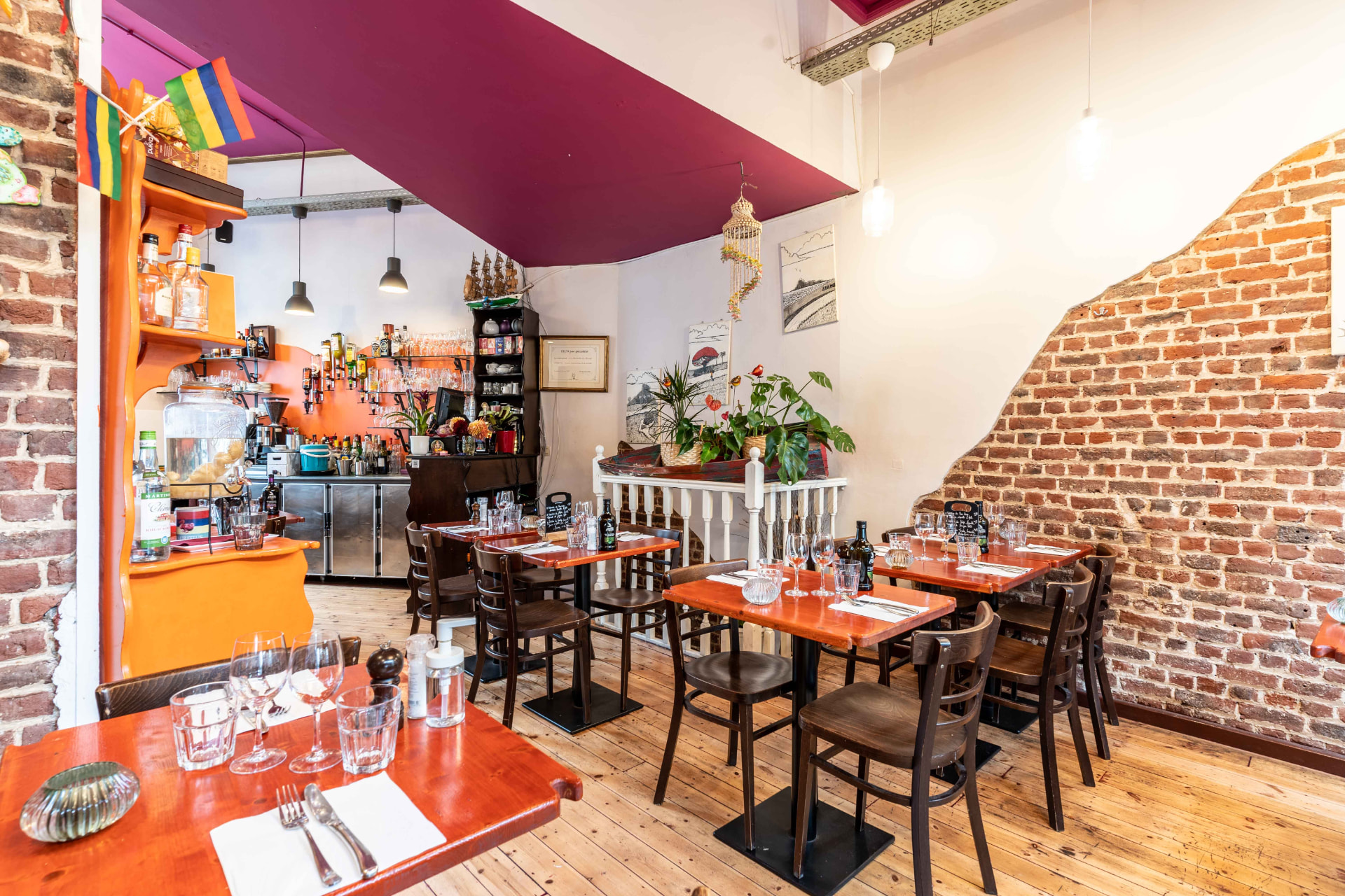 Bar et salle du restaurant mauricien Les Marmites du Monde à Ixelles