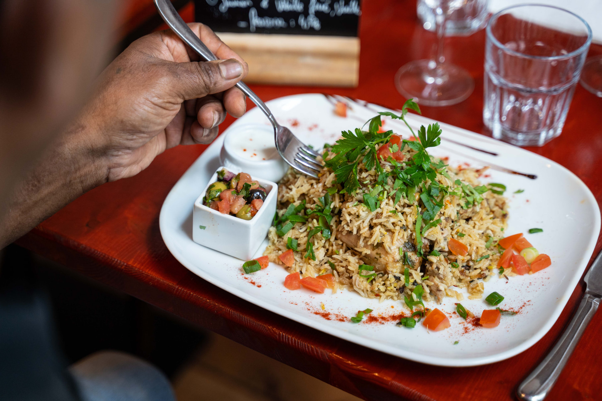 Convive dégustant un biryani mauricien aux Marmites du Monde à Ixelles