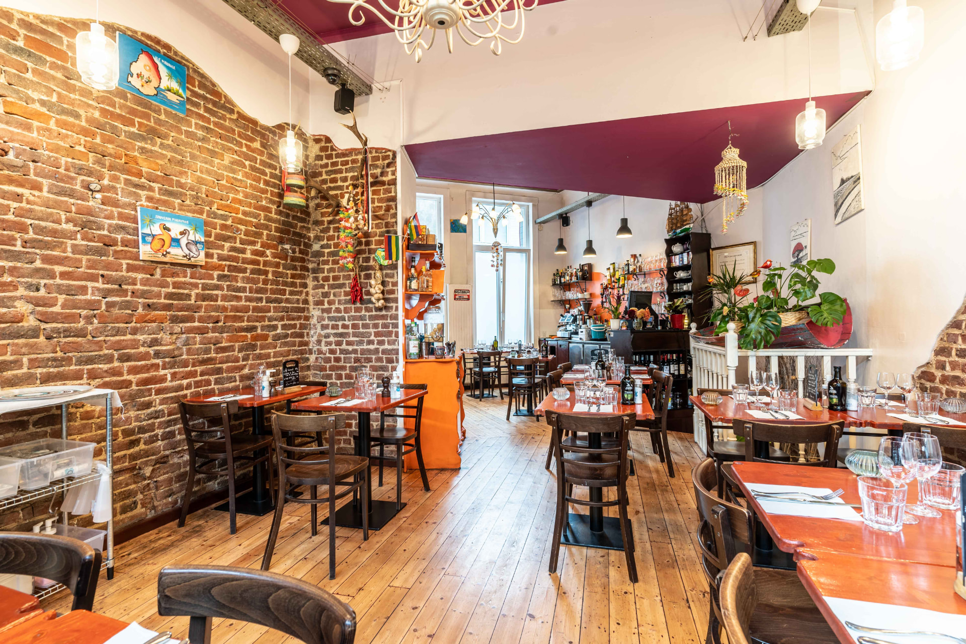 Salle des Marmites du Monde avec murs en briques et tables dressées