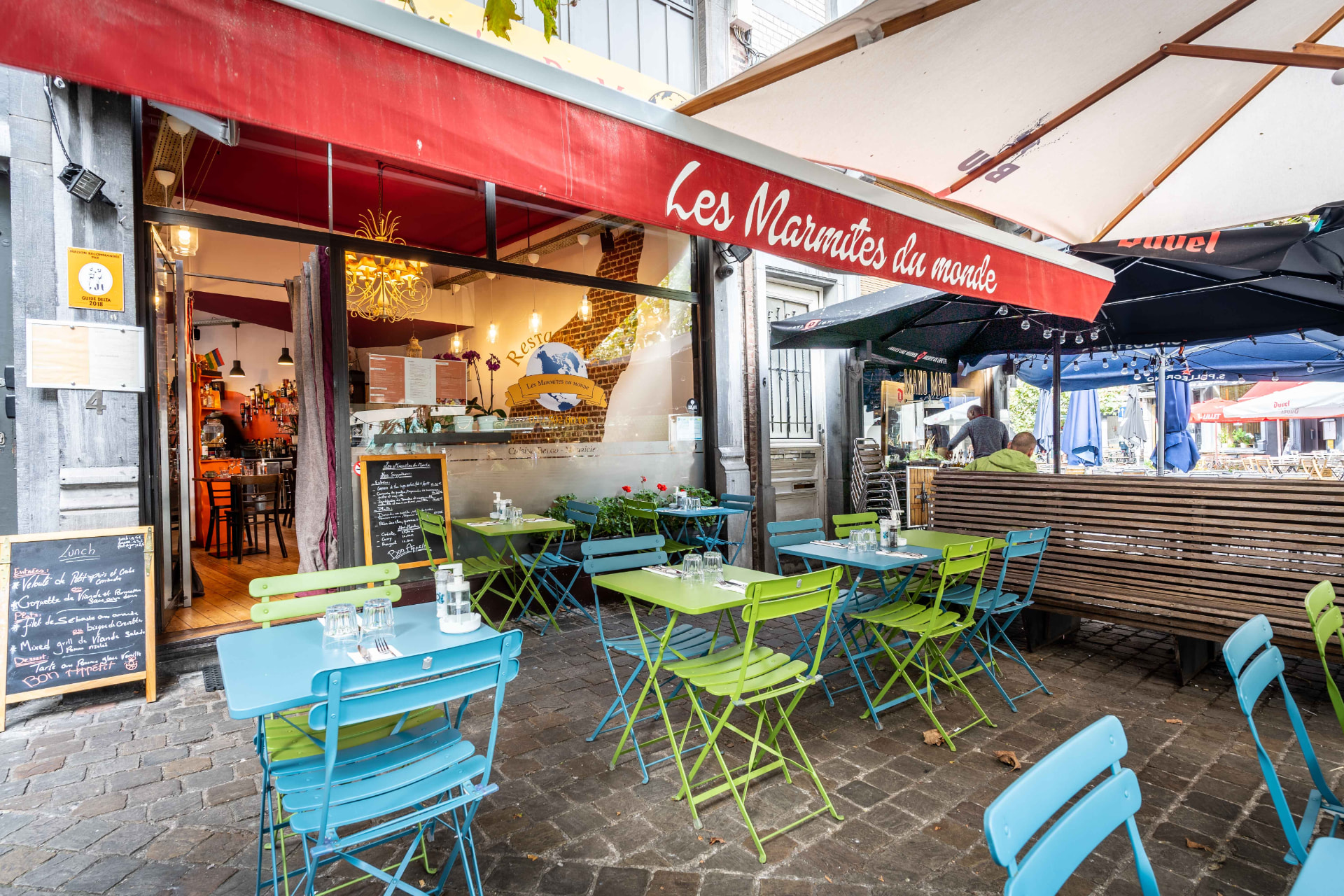 Façade et terrasse des Marmites du Monde rue Saint-Boniface à Ixelles